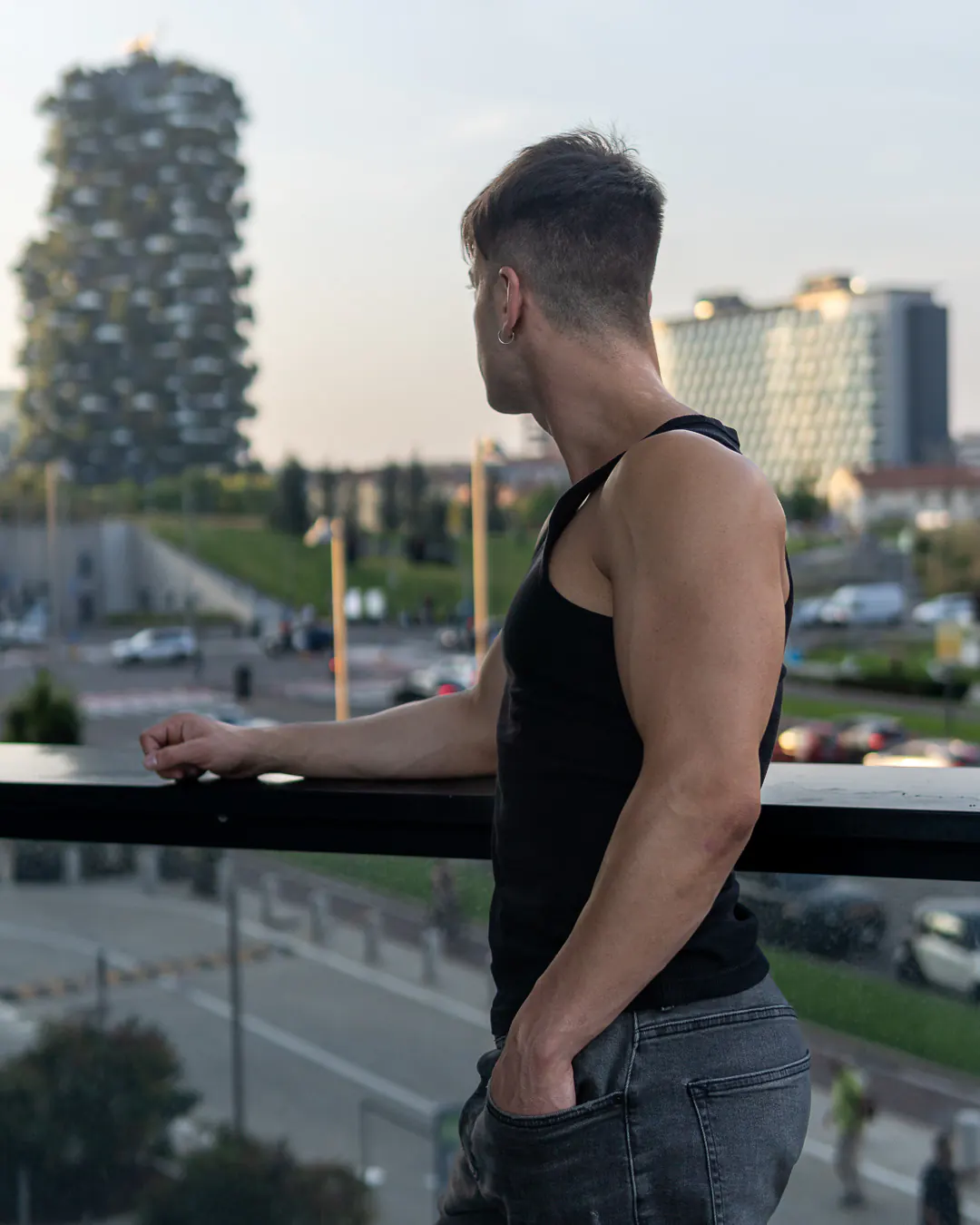 Profilo uomo sorridente con espressione autentica e look coordinato